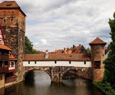 beautiful-shot-henkersteg-bridge-nuremberg-germany-cloudy-daylight (1)