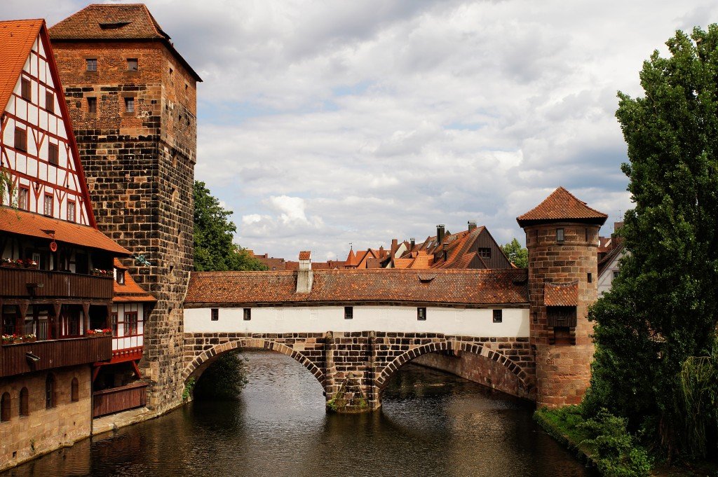 beautiful-shot-henkersteg-bridge-nuremberg-germany-cloudy-daylight (1)