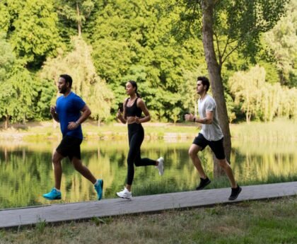 full-shot-people-running-together-nature (1)