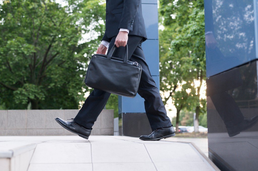 side-view-man-with-handbag (1)