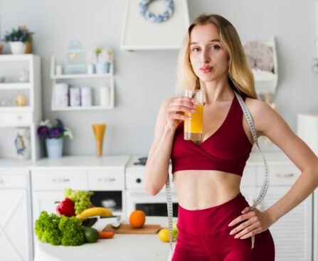 sporty-woman-kitchen-with-healthy-juice (1)