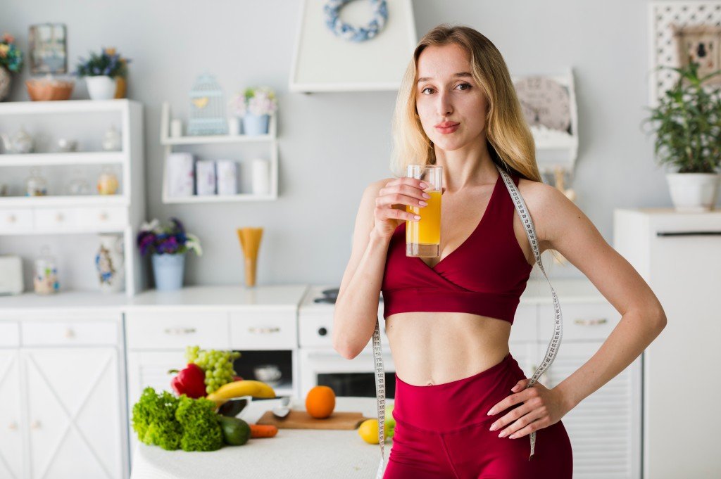 sporty-woman-kitchen-with-healthy-juice (1)